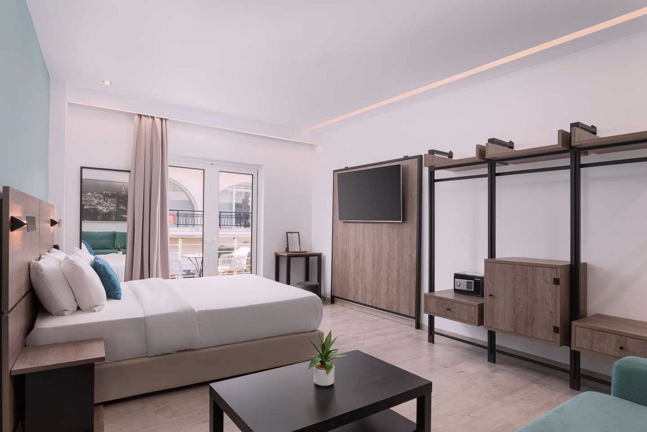 Grand Deluxe room with balcony — Sette Suites & Rooms